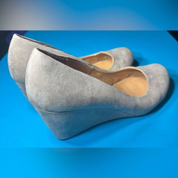 CL by Laundry Women's Suede Wedge Slip on Dress Pumps Shoes Taupe Womens Size 10 - Picture 3 of 10